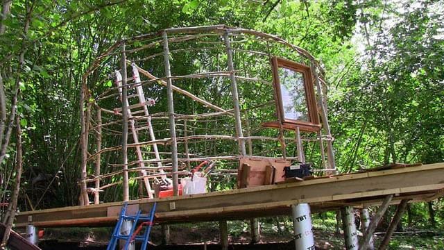 Construction cabane autonome bois et paille en Auvergne
